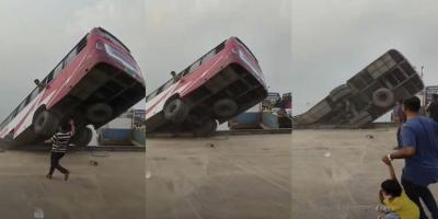 ৫০ জন যাত্রী নিয়ে দৌলতদিয়া ফেরিঘাটের পন্টুন থেকে পদ্মা নদীতে বাস